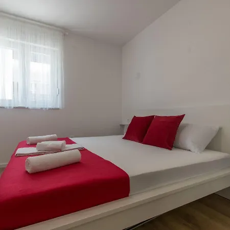 Mario - With Terace Apartment Makarska