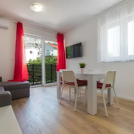 Mario - With Terace Apartment Makarska