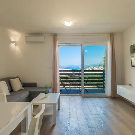 Mario - With Terace Apartment Makarska